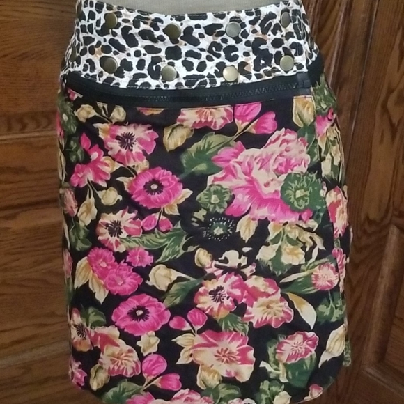 floral reversible adjustable skirt with small bag - Picture 2 of 12